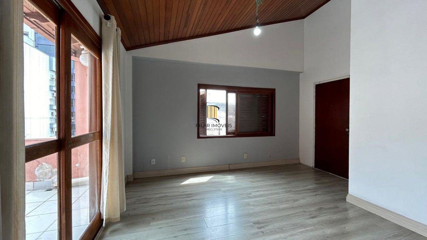 Cobertura de 4 dormitórios e 2 vagas de garagem coberta em Cachoeirinha.