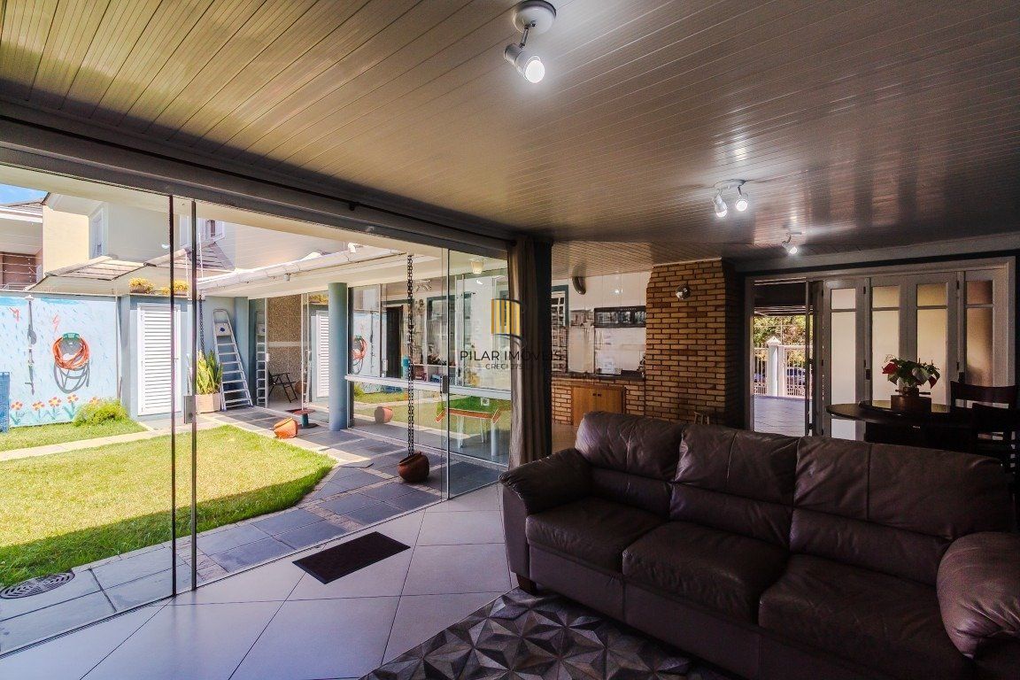 Casa de 4 dormitórios, sendo 1 suíte e 4 vagas de garagem em Canoas.