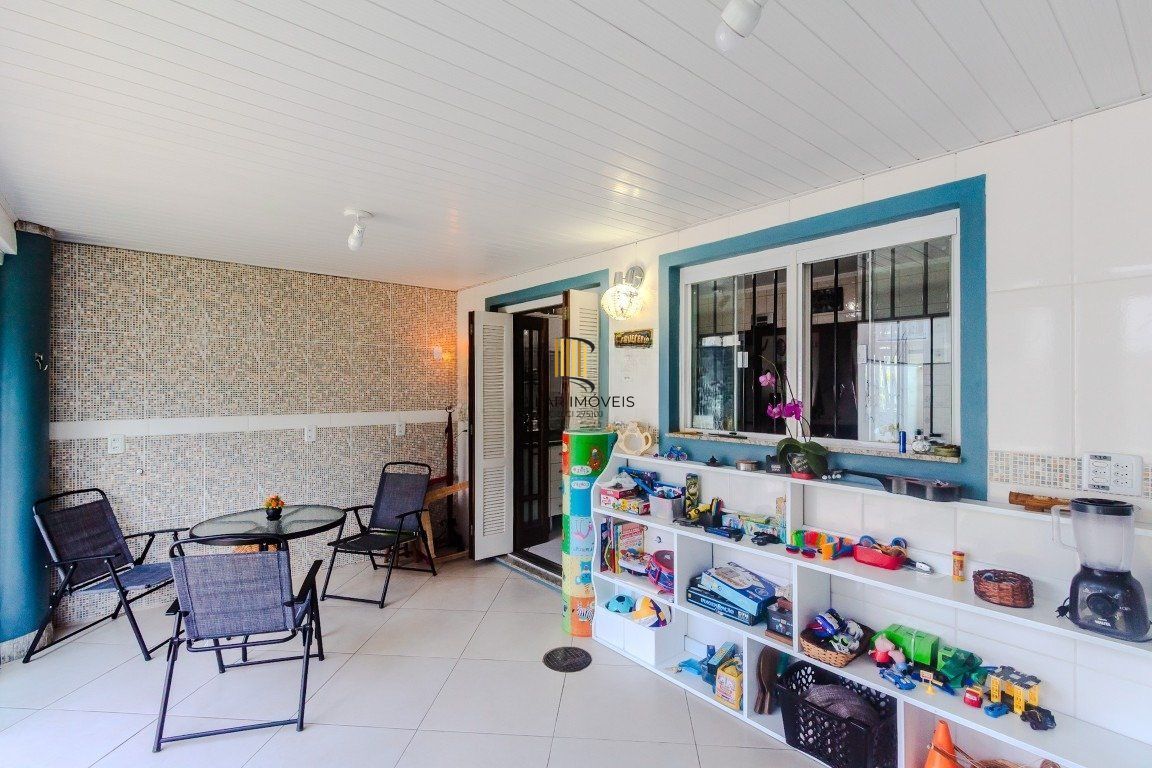 Casa de 4 dormitórios, sendo 1 suíte e 4 vagas de garagem em Canoas.