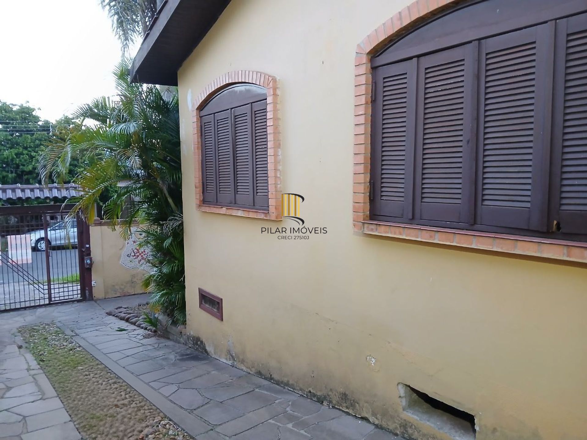 Casa de 3 dormitórios, piscina e 4 vagas de garagem em Canoas.