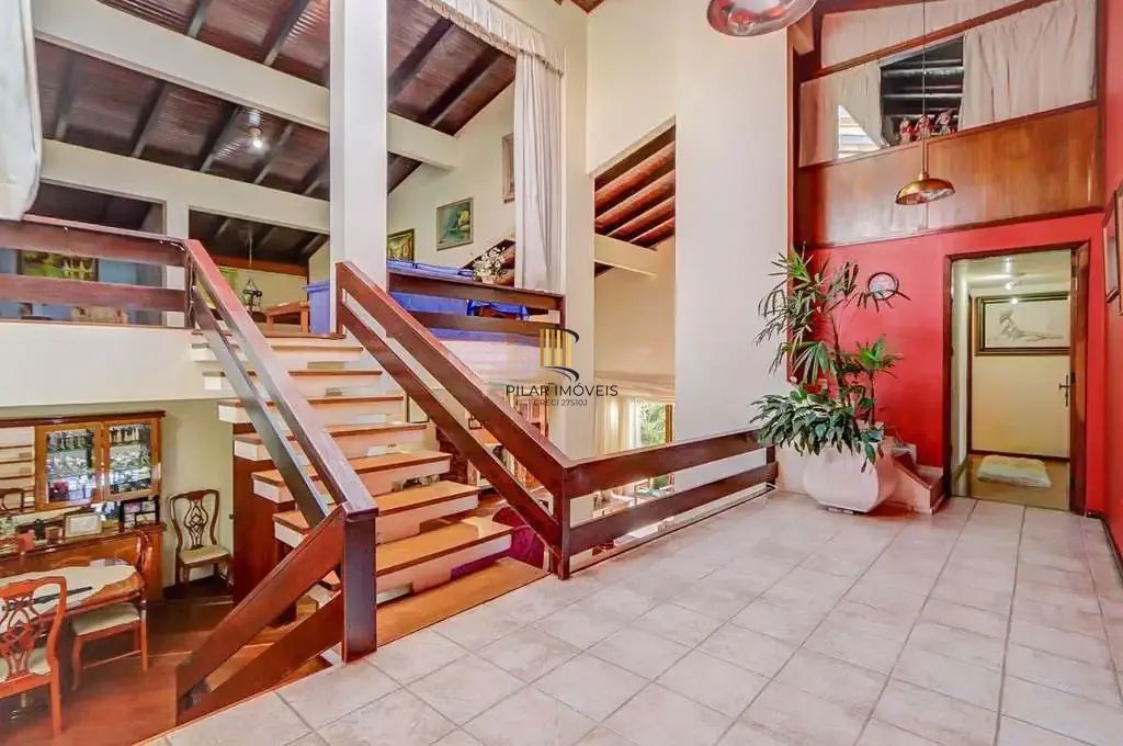 Casa em condominio, 3 quartos, 3 suítes 2 vagas e piscina na Cavalhada.