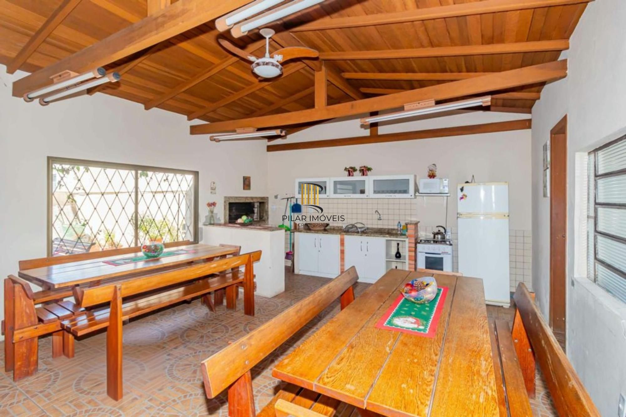 Apartamento com 2 quartos, elevador semi mobiliado no bairro Floresta.