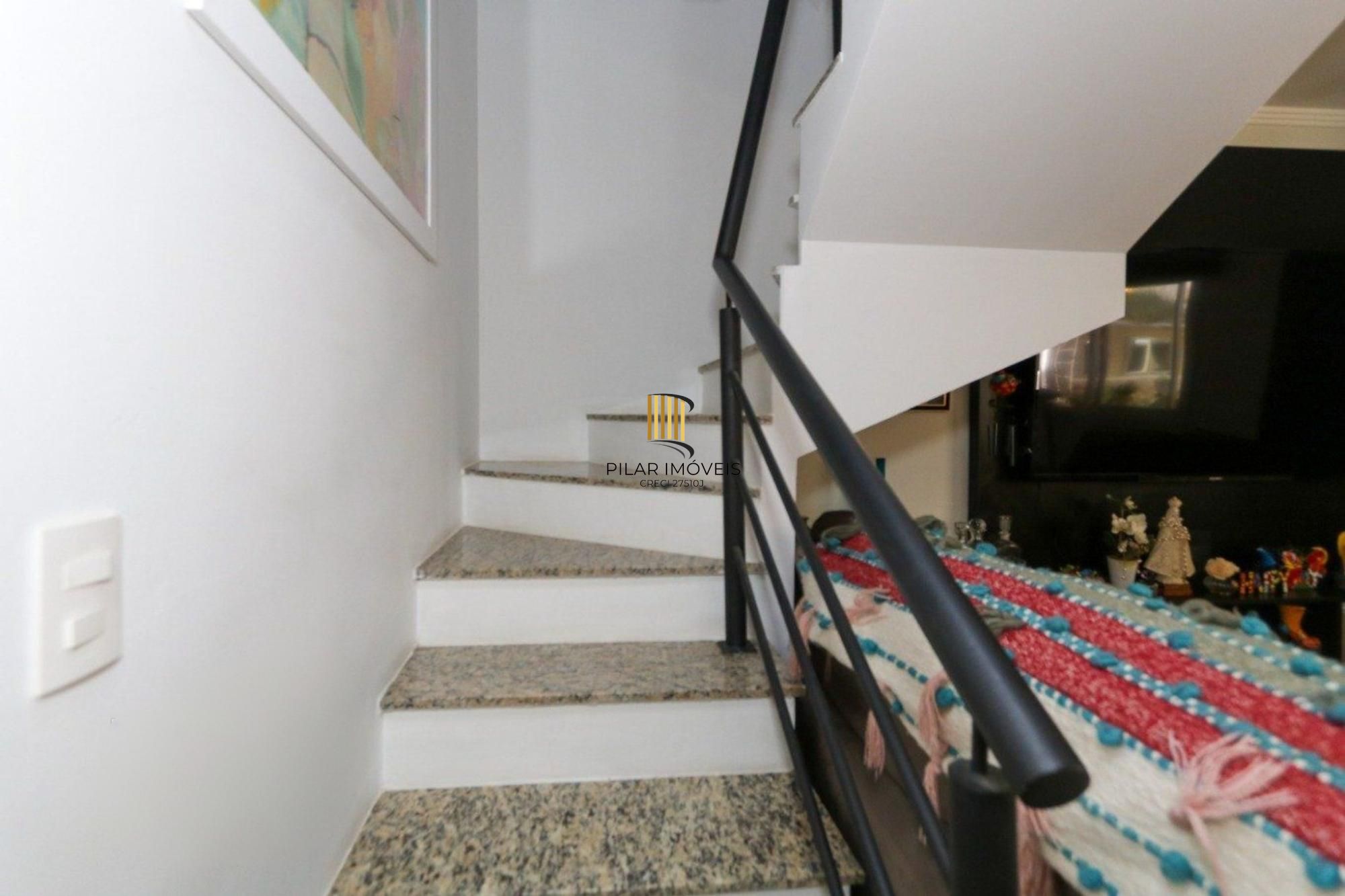 Casa em condomínio com 2 quartos e 2 vagas no bairro Marechal Rondon em Canoas.