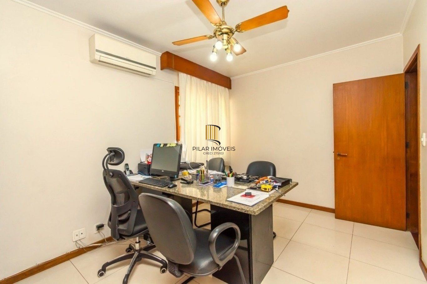 Casa com 4 dormitórios, 1 suíte, 4 vagas, piscina no bairro Três Figueiras.