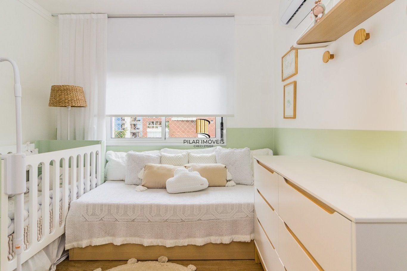 Apartamento com 2 quartos (1 suíte) e 2 vagas de garagem no Bairro Mont Serrat.