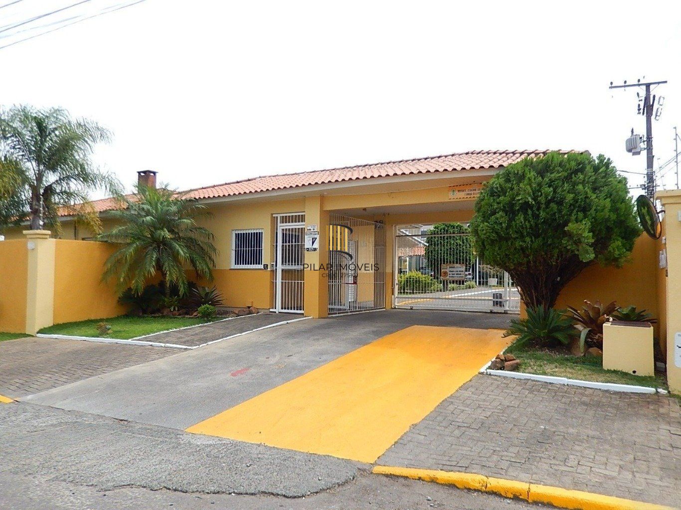 Casa em condomínio com 2 dormitórios, escada e 1 vaga de garagem.