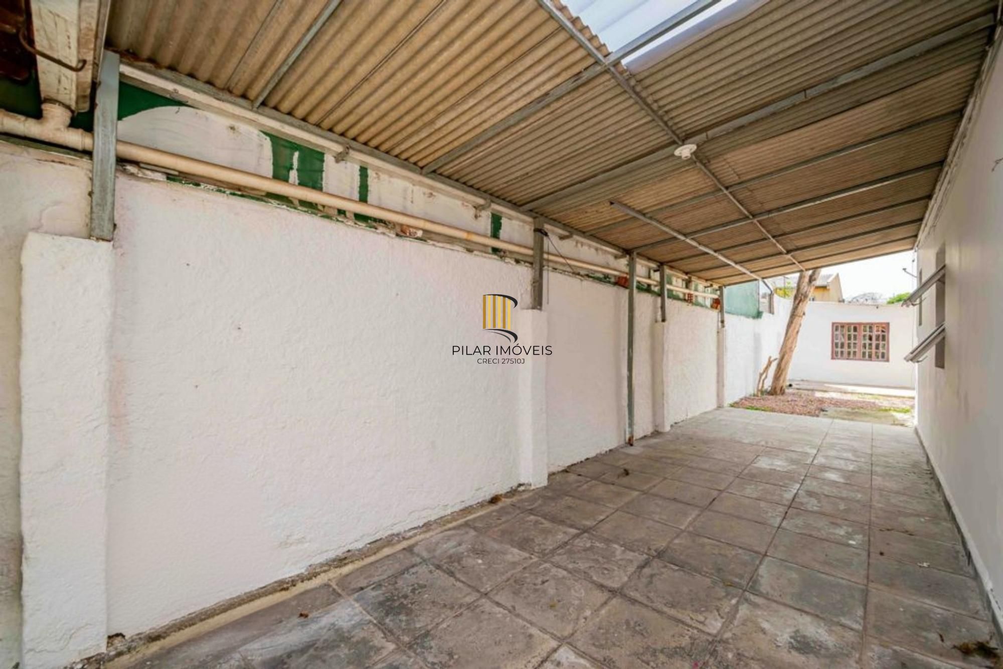 Casa de 2 dormitórios, churrasqueira, pátio, 4 vagas no bairro Ipanema