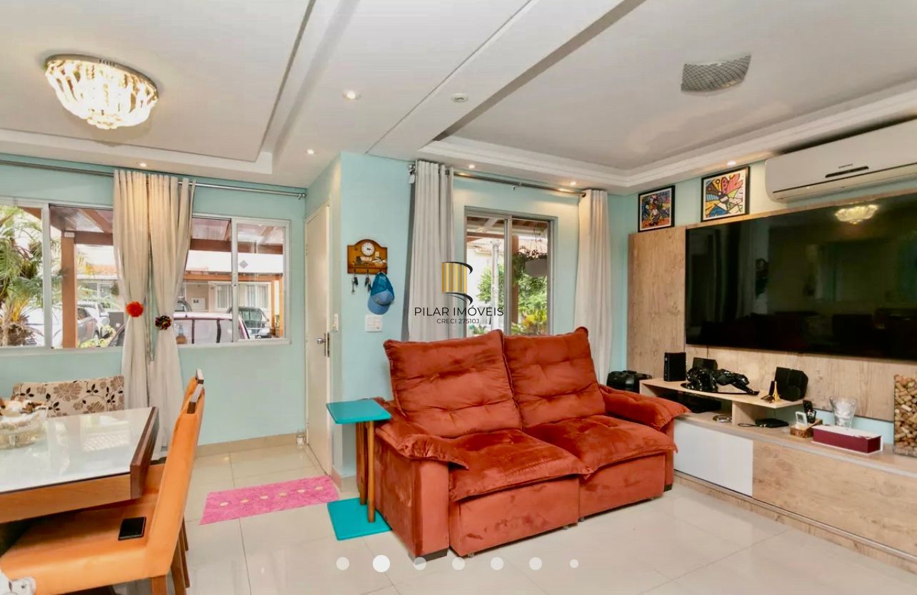 Casa 2 dormitórios 2 vagas cobertas em condomínio com Piscina Porto Alegre