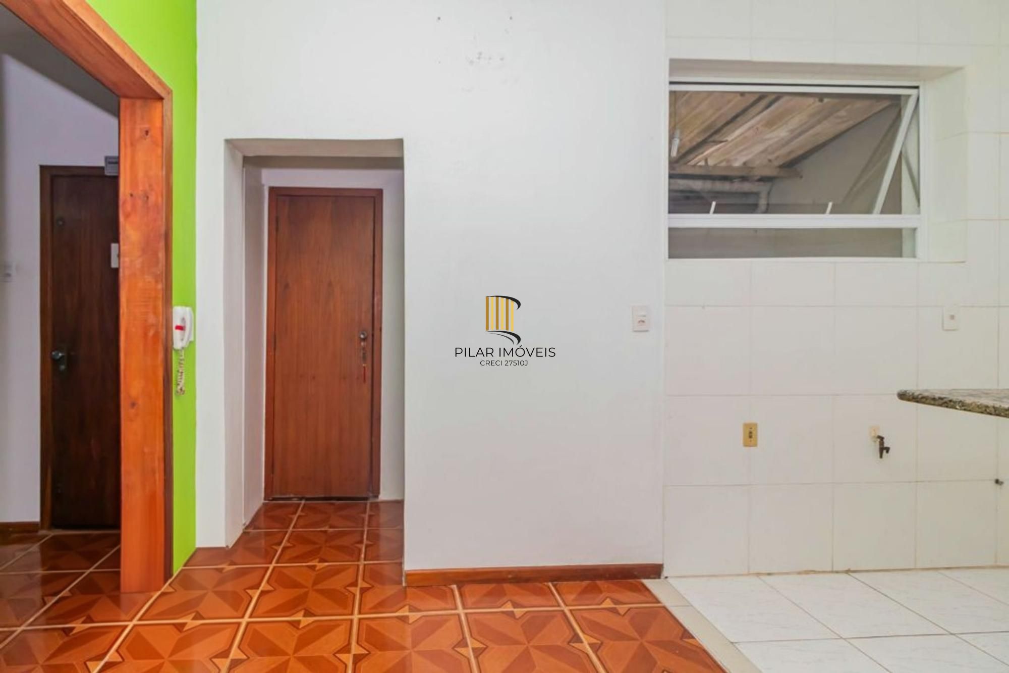 Apartamento térreo de 2 dormitórios bairro São João.