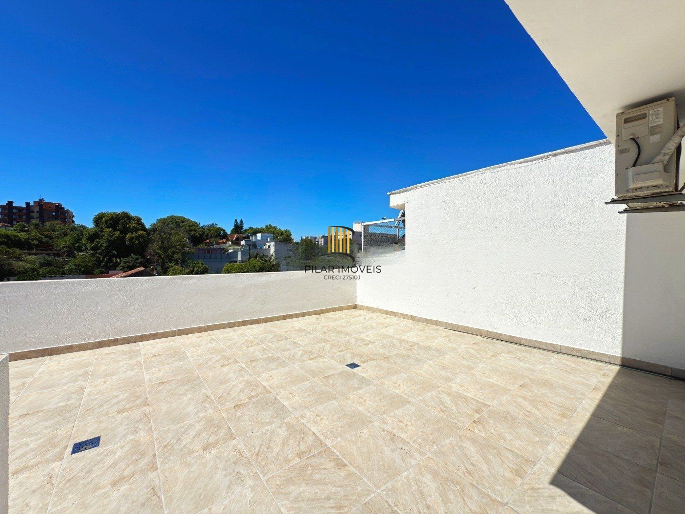 Cobertura com 2 quartos, vaga, elevador e churrasqueira  no bairro Cristal.