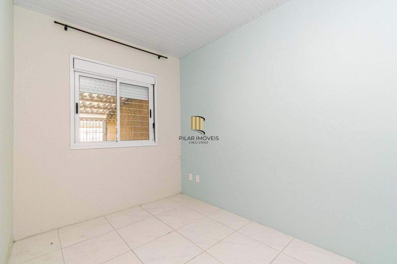 Casa de 2 dormitórios e 2 vagas de garagem em Cachoeirinha.