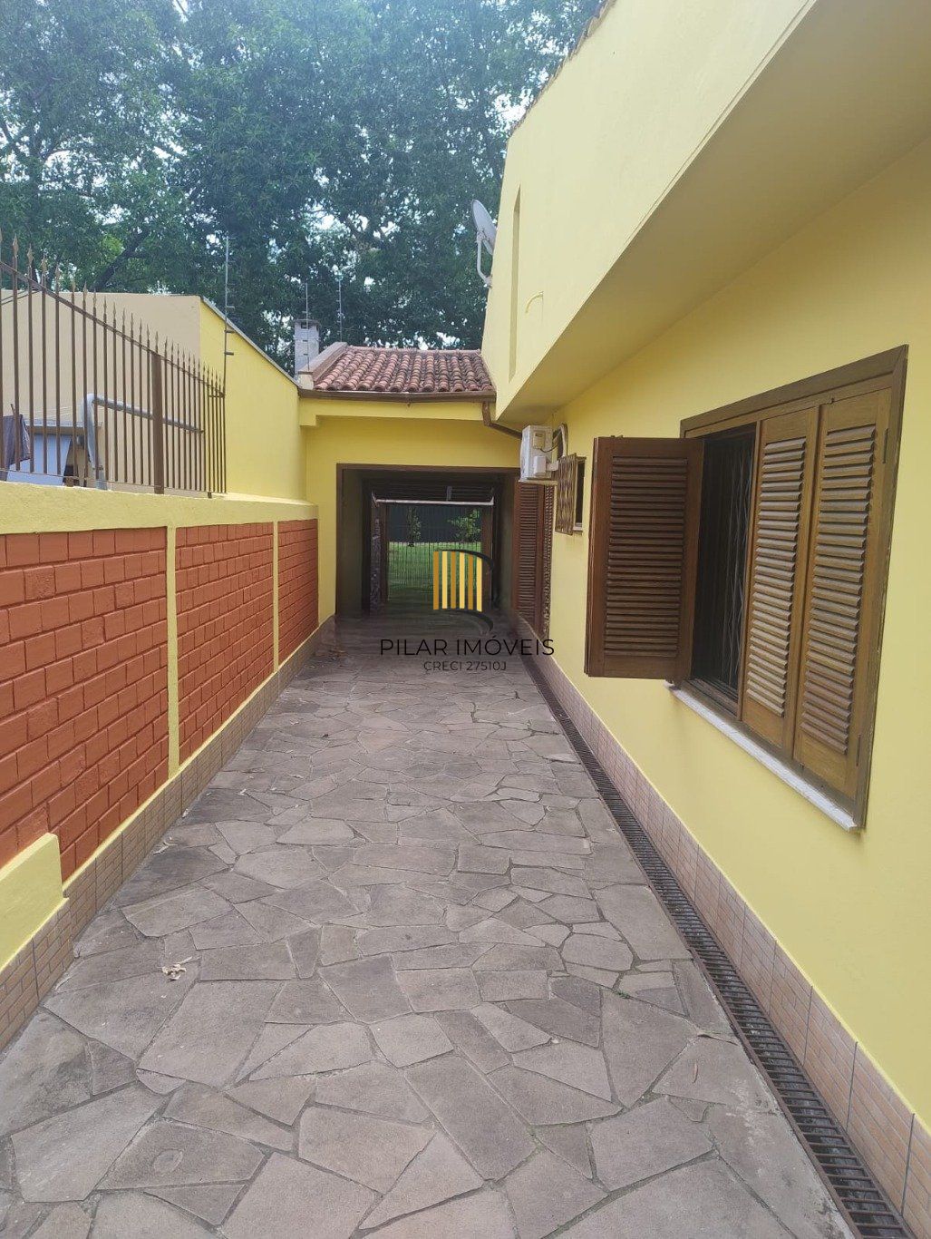 Casa 3 quartos, 4 vagas e churrasqueira no bairro Jardim São Pedro.