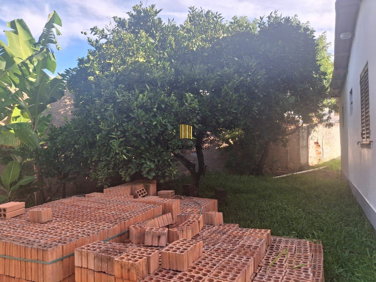 Casa 2 dormitórios com pátio e 3 vagas no Camaquã