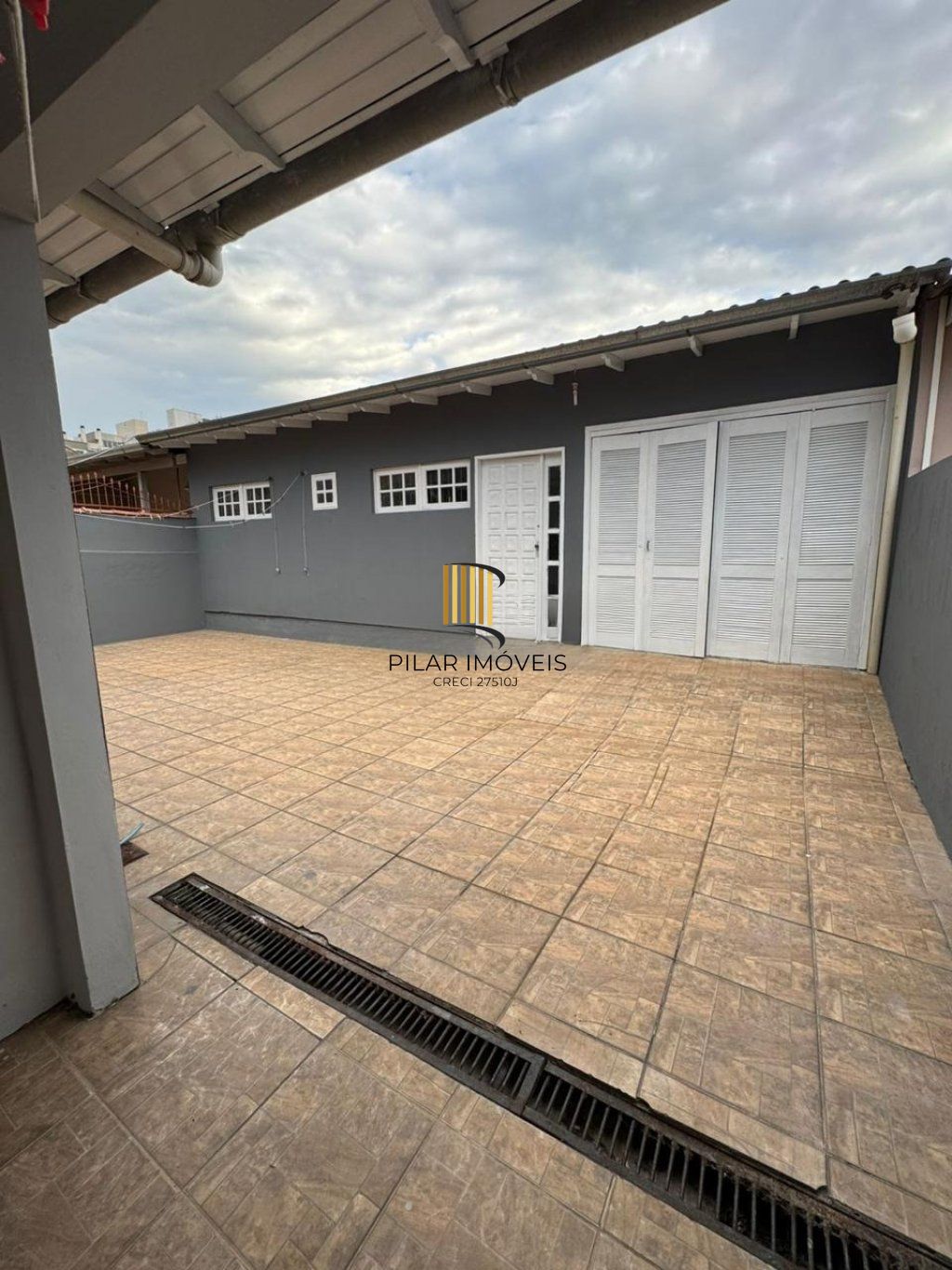 Casa de 4 dormitórios e 2 vagas de garagem no Bairro Monte Carlos Cachoeirinha.