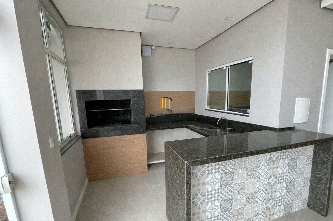 Casa  de 4 Dormitórios e 3 vagas de garagem em Canoas.