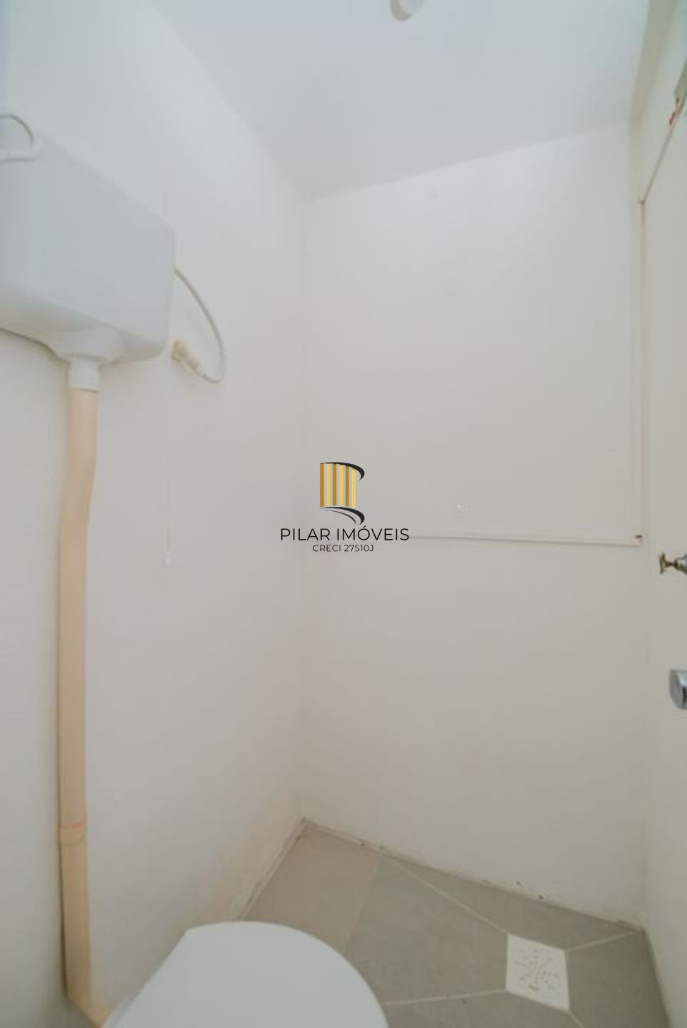 Apartamento com 2 quartos, 2 banheiros e 1 vaga no bairro Azenha.