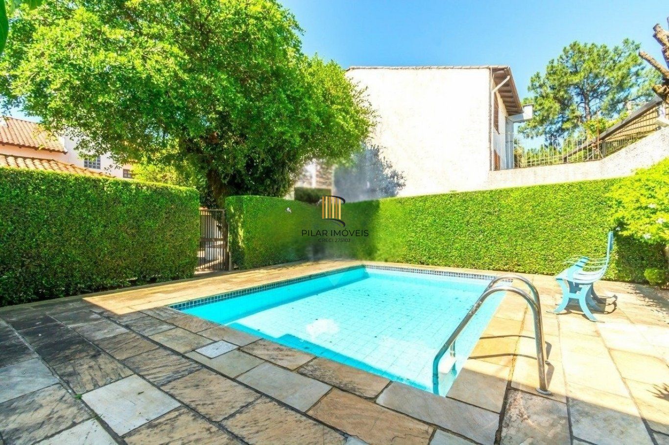 Casa com 4 dormitórios, 1 suíte, 4 vagas, piscina no bairro Três Figueiras.