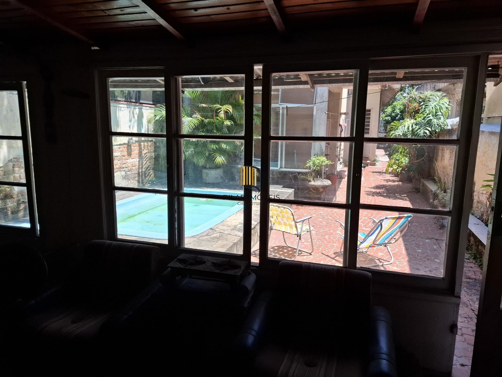 Casa no Bairro Petrópolis, à 800 metros da Encol, com pátio e piscina.