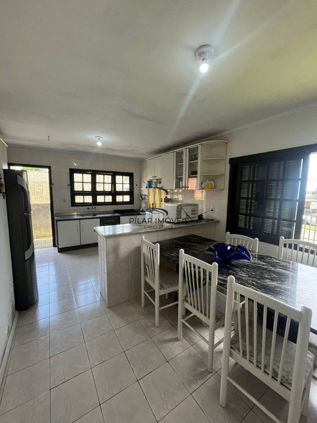 Casa de 3 dormitórios e 4 vagas de garagem em Cachoeirinha.