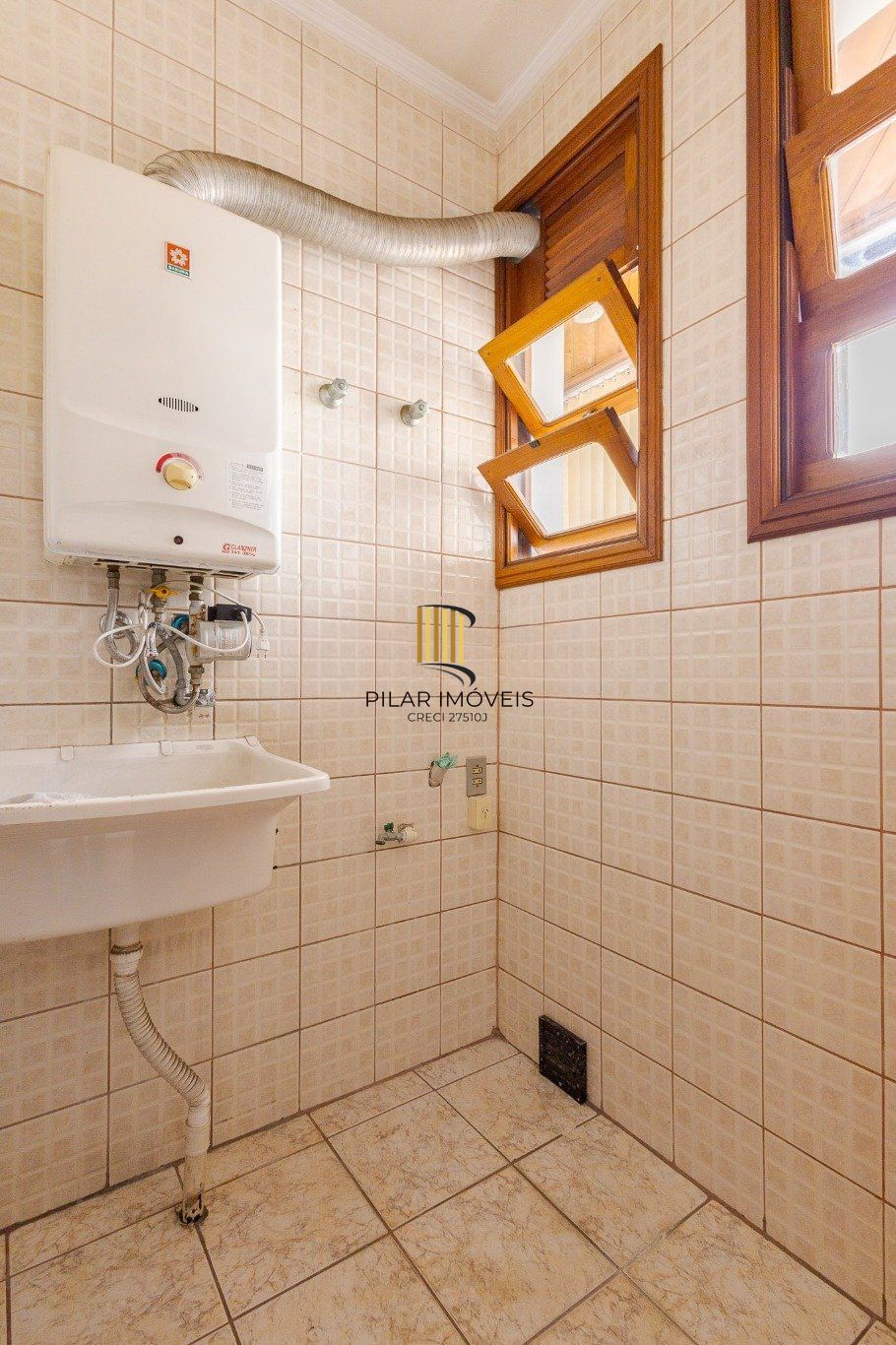 Cobertura com 4 quartos, 1 suíte e 2 vagas no bairro Passo da Areia.