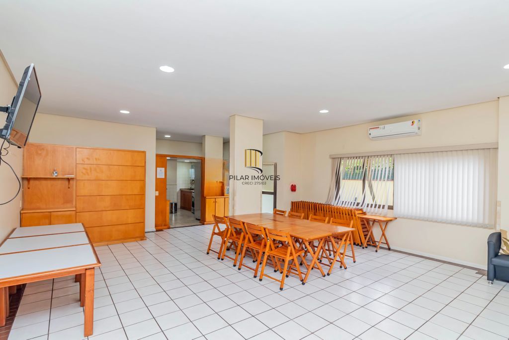 Apartamento com 3 quartos, vaga e elevador no Bairro Menino Deus