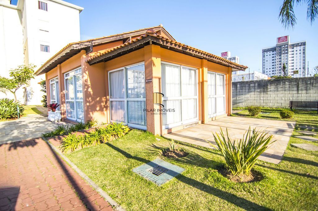 Apartamento com 2 dormitórios e 1 vaga de garagem no Bairro Humaitá