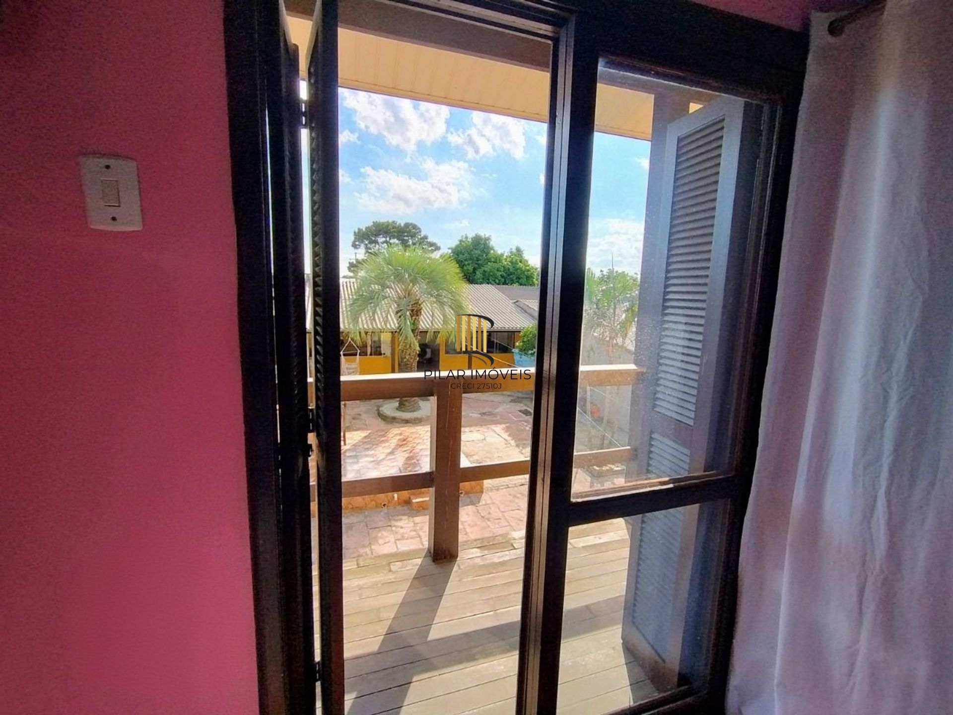 Casa de 4 dormitórios e 4 vagas de garagem em Canoas.