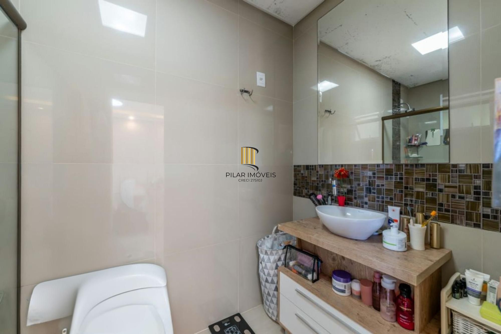 Casa em condomínio de 3 dormitórios,2 vagas e churrasqueira no bairro Agronomia