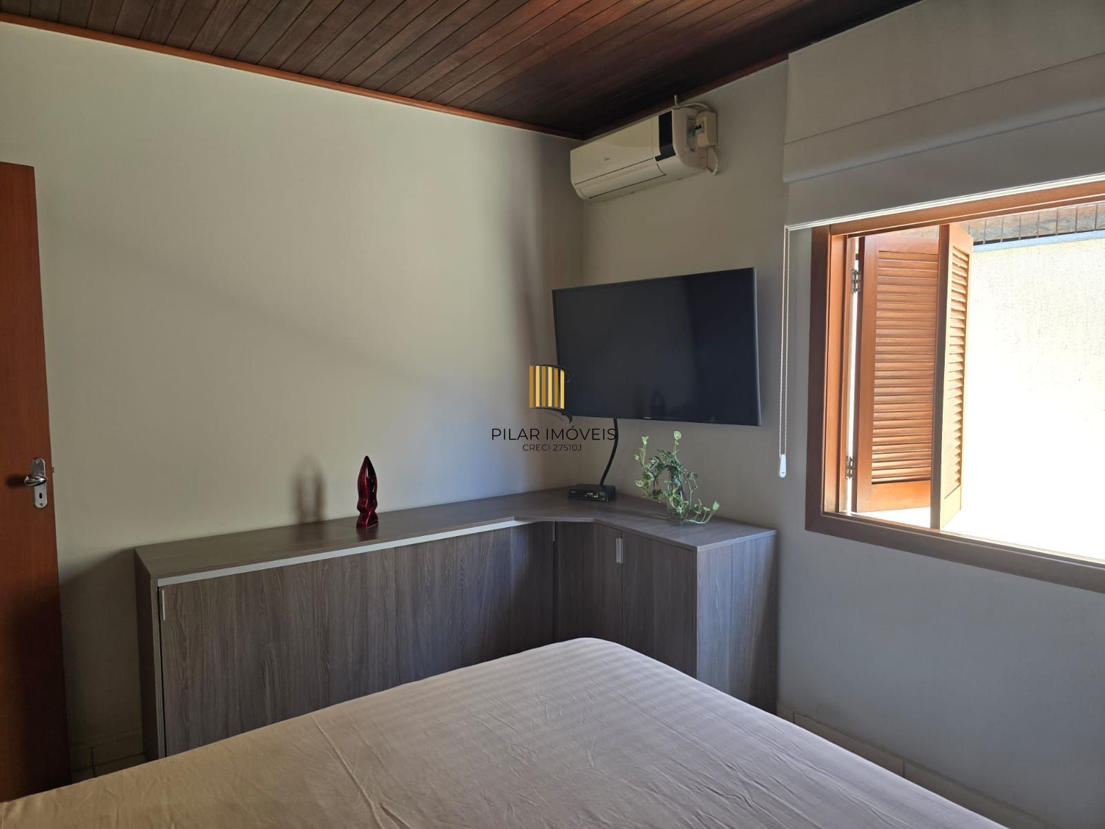 Casa térrea,3 dormitórios e 4 vagas cobertos no Sarandi.