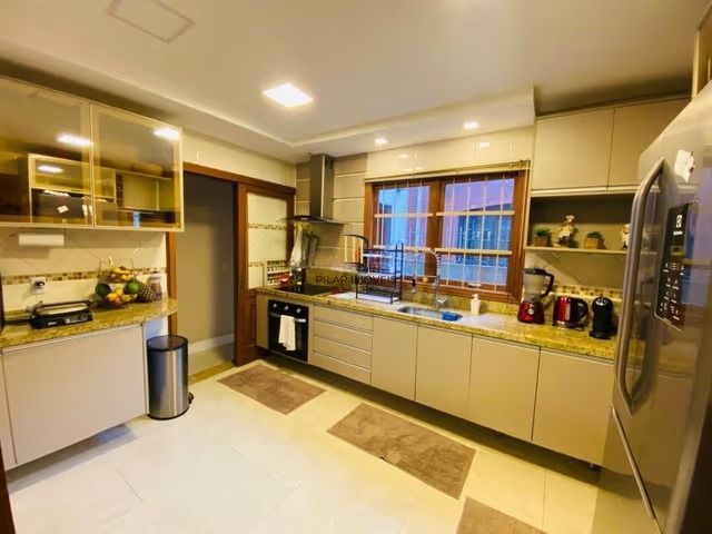Casa de 3 dormitórios, elevador e 3 vagas de garagem em Canoas.