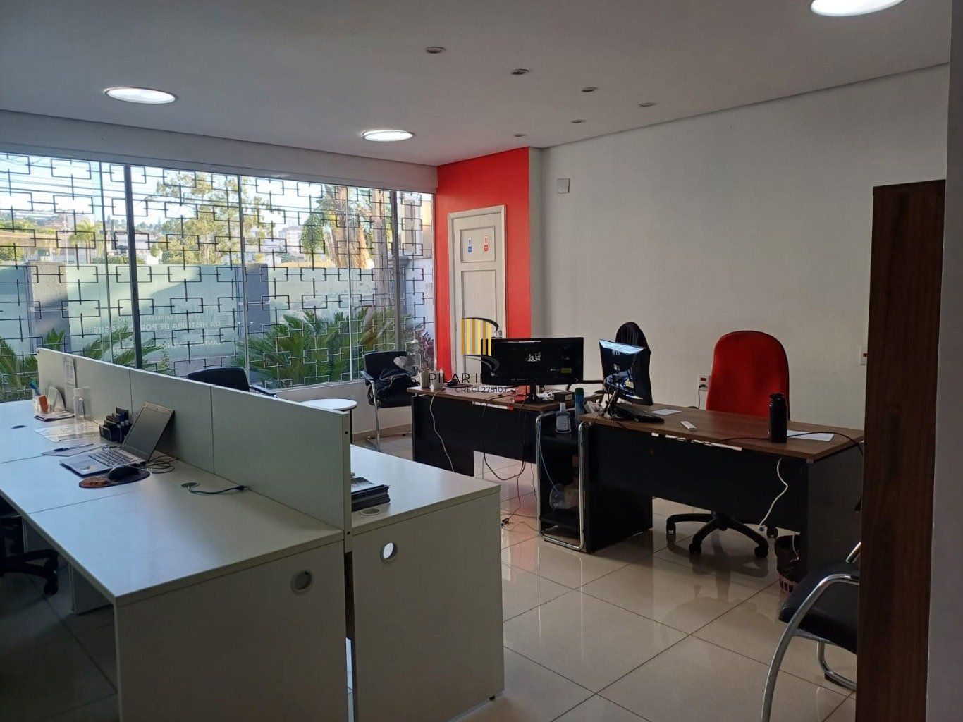 Casa com 3 quartos, 3 banheiros, 300m² e 8 vagas no Menino Deus.