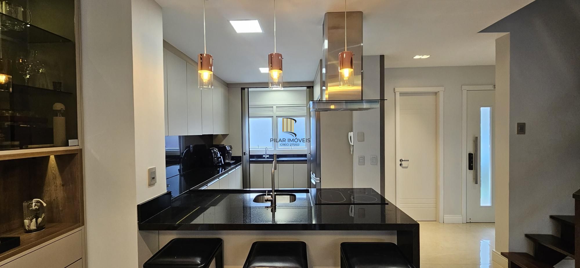 Casa em Condomínio com 3 quartos, 3 suítes, 2 vagas e 195m² no Jardim Carvalho.