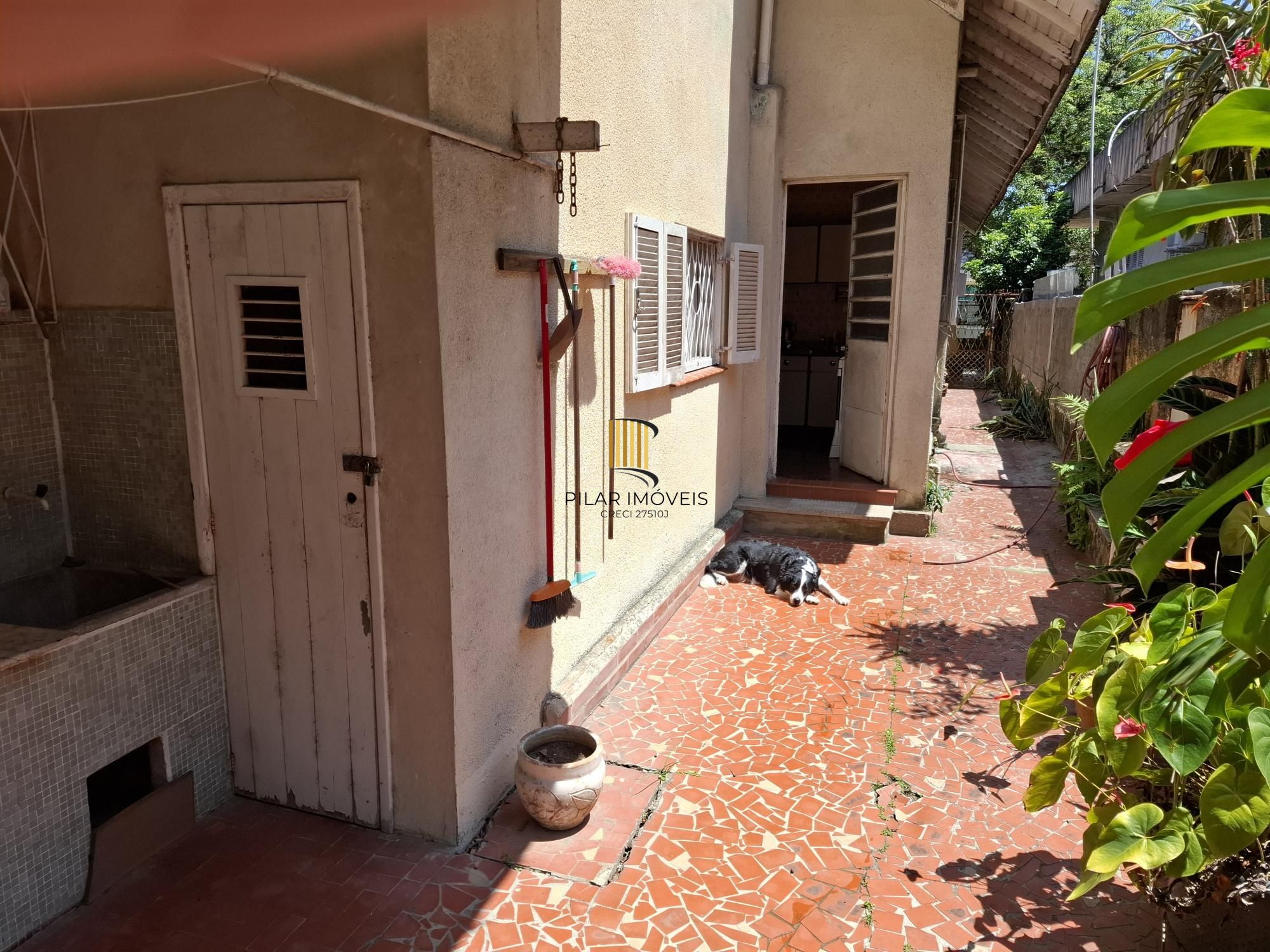 Casa no Bairro Petrópolis, à 800 metros da Encol, com pátio e piscina.