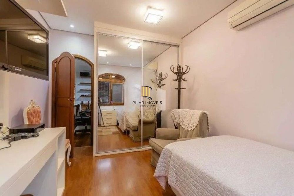 Casa de 3 quartos, piscina, churrasqueira, 7 vagas no bairro Tristeza