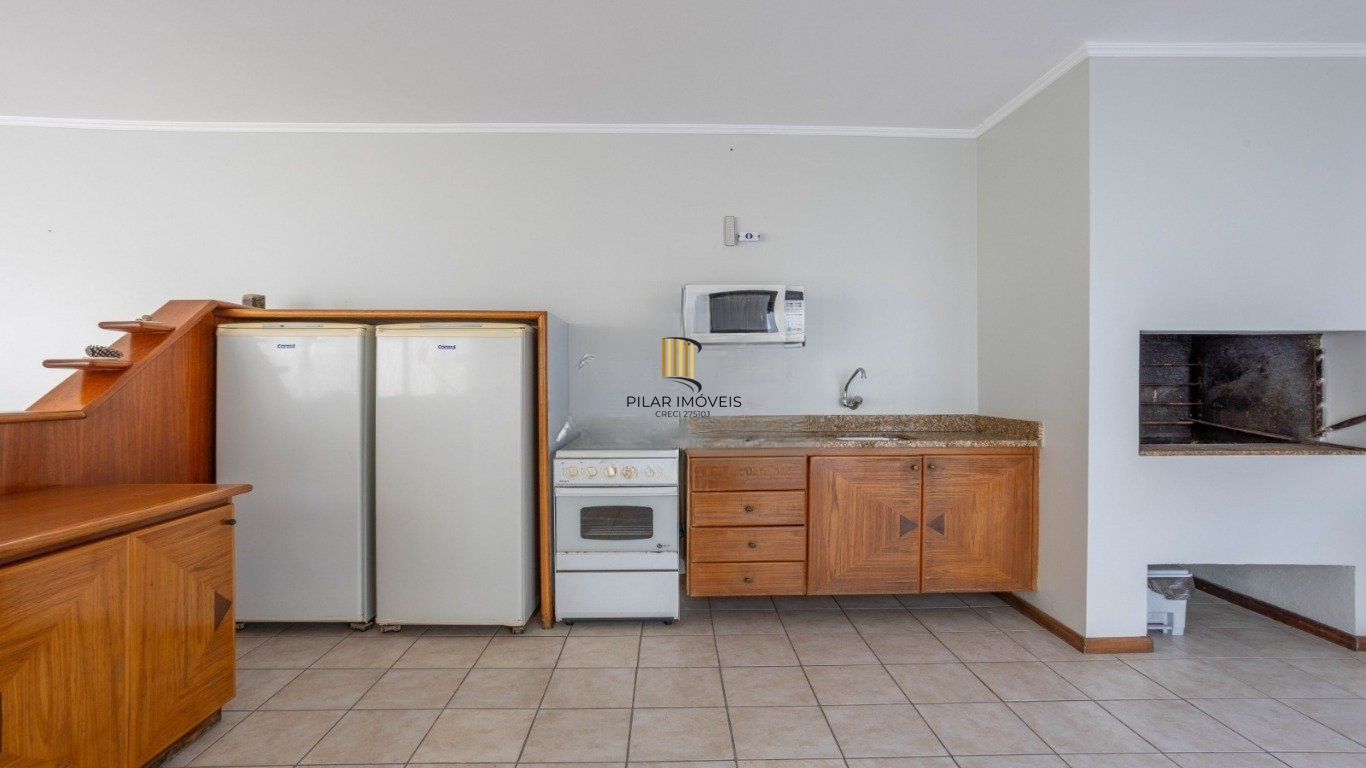 Cobertura com 3 Quartos, 1 suíte, 2 vagas e 211m²  no Petrópolis.