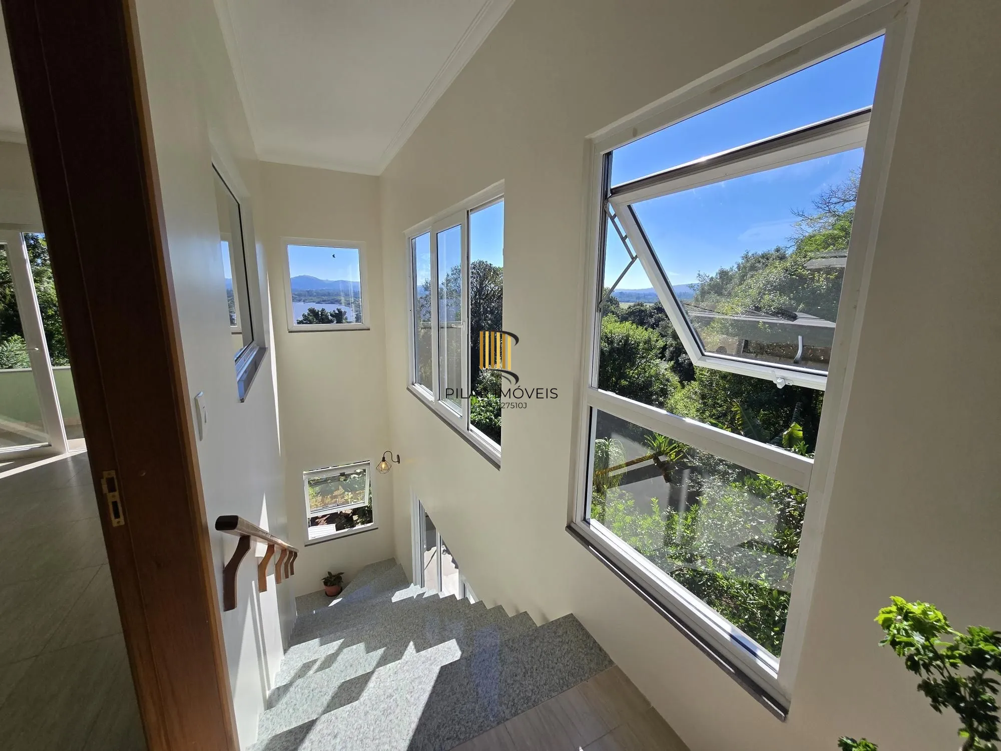 Casa 3 dormitórios, 1 suíte, 4 vagas 210 m² privativos no Belém Novo.