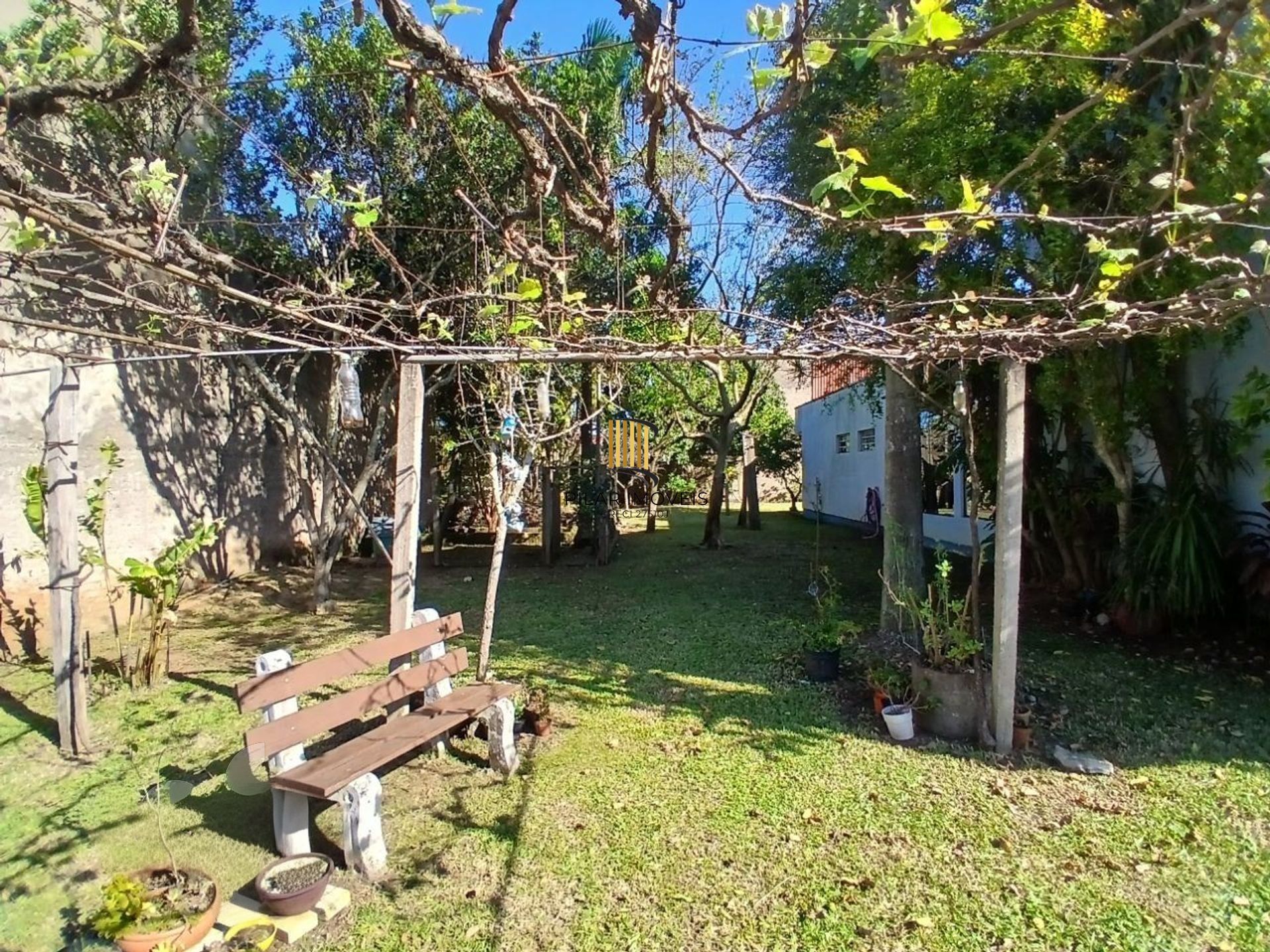 Casa com 3 dormitótrios, piscina e 2 vagas de garagem em Canoas.