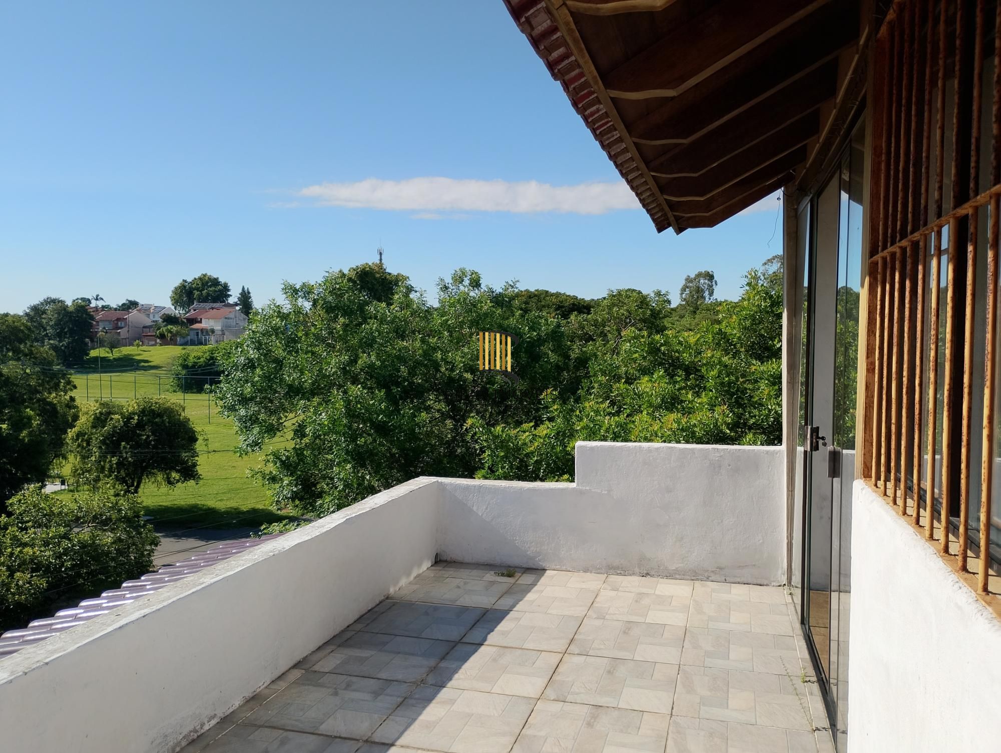 Casa com 3 quartos, 4 vagas de garagem e com pátio no bairro Parque Santa Fé