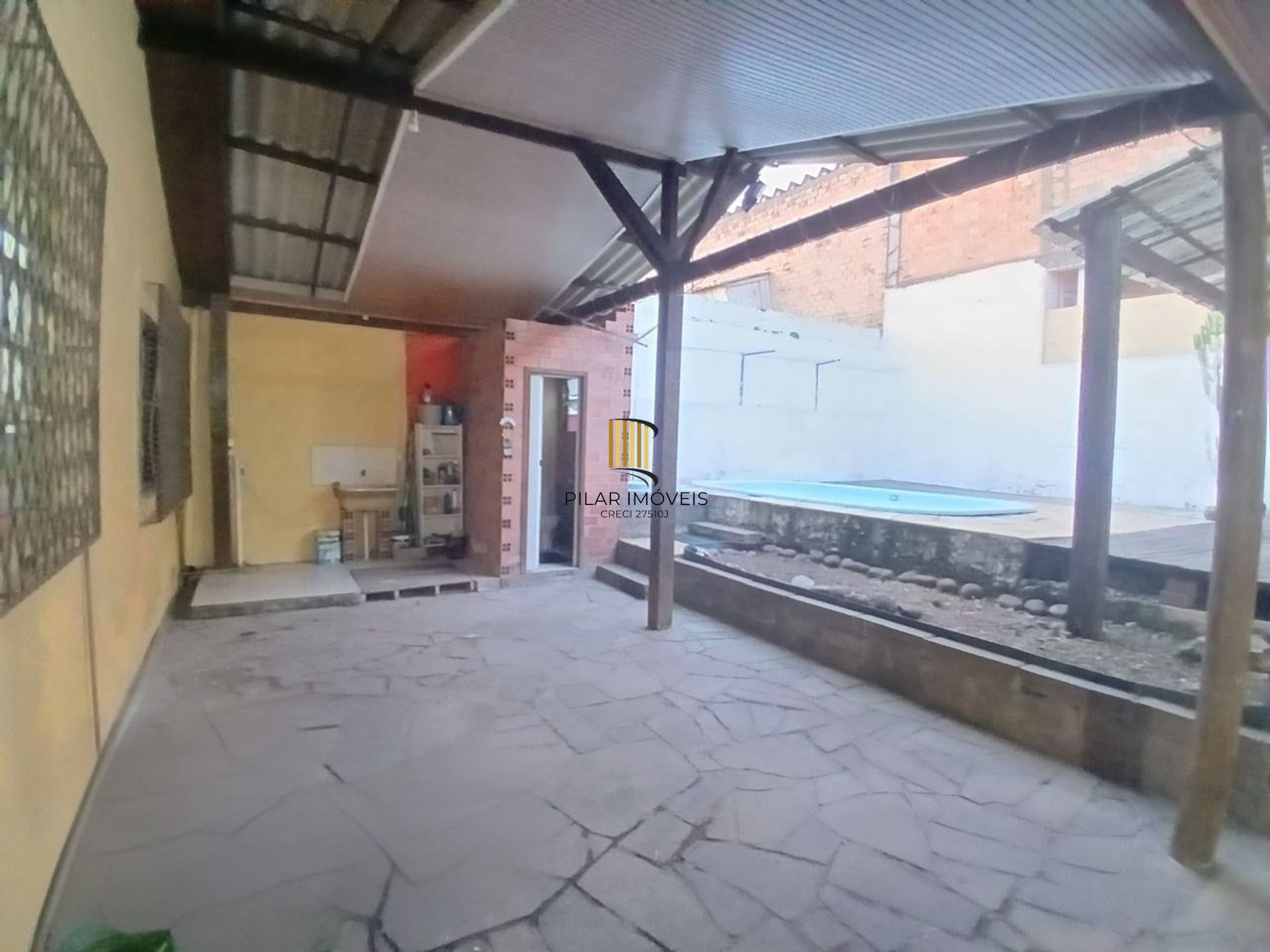 Casa de 3 dormitórios, piscina e 4 vagas de garagem em Canoas.