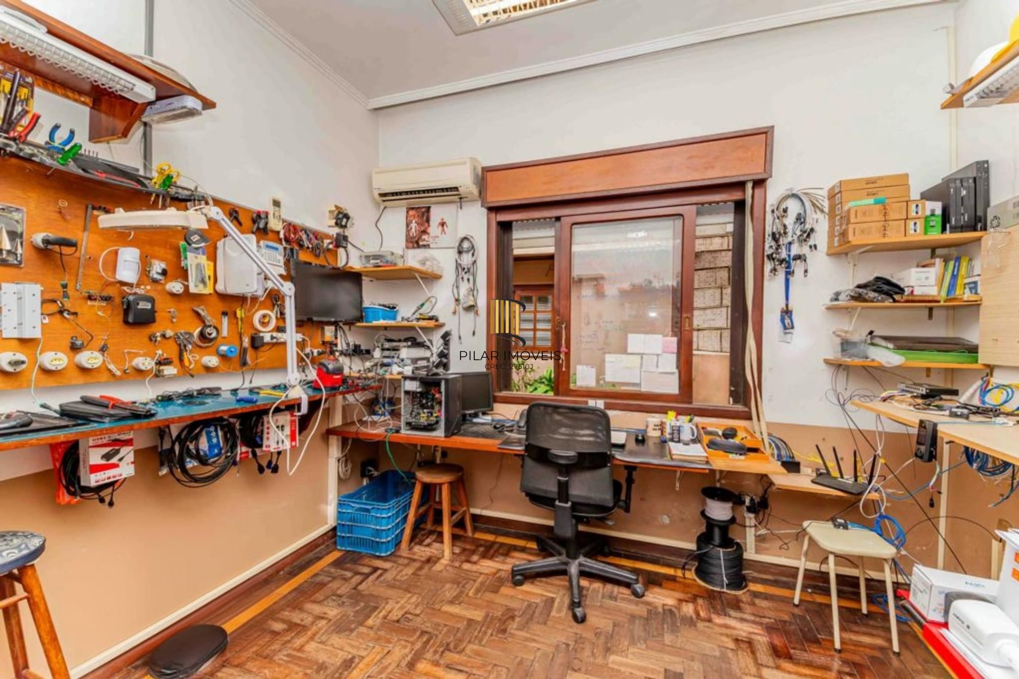 Casa de 3 quartos, churrasqueira, terraço, 2 vagas no bairro Glória.