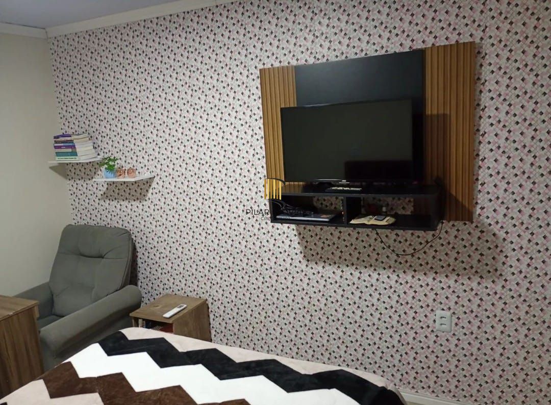 Casa com  2 quartos, vaga de garagem e com pátio Jardim Éden.