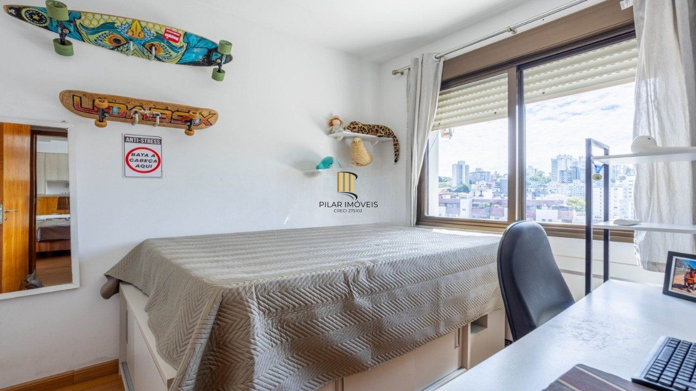 Cobertura com 3 Quartos, 1 suíte, 2 vagas e 211m²  no Petrópolis.