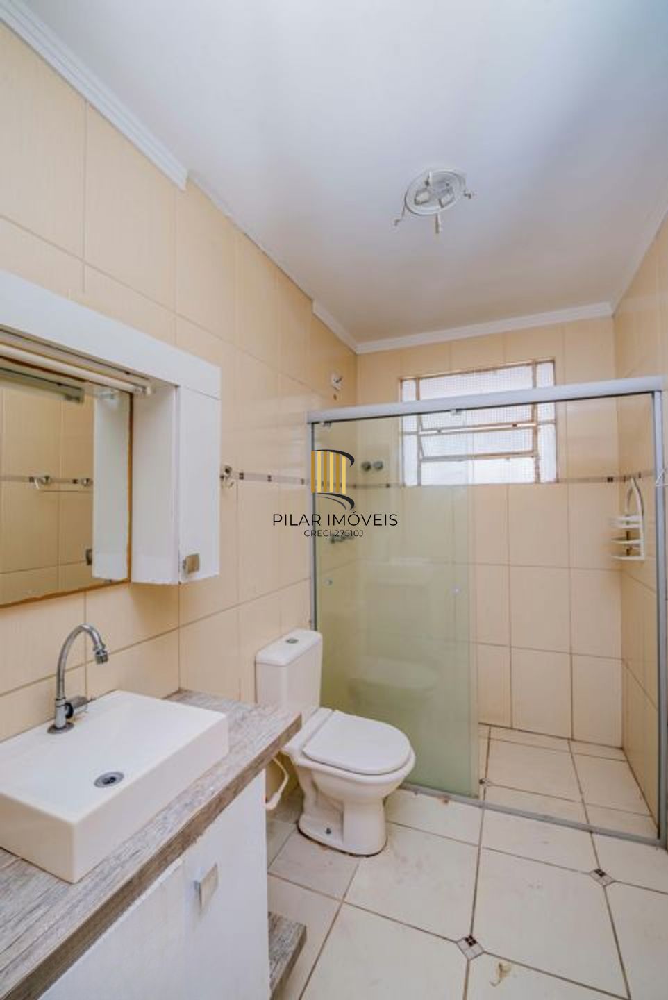 Casa de 2 dormitórios, churrasqueira, pátio, 4 vagas no bairro Ipanema