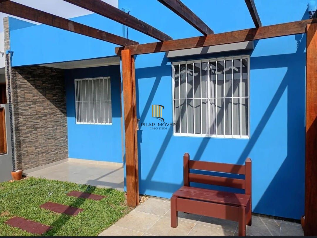 Casa com  2 quartos, vaga de garagem e com pátio Jardim Éden.