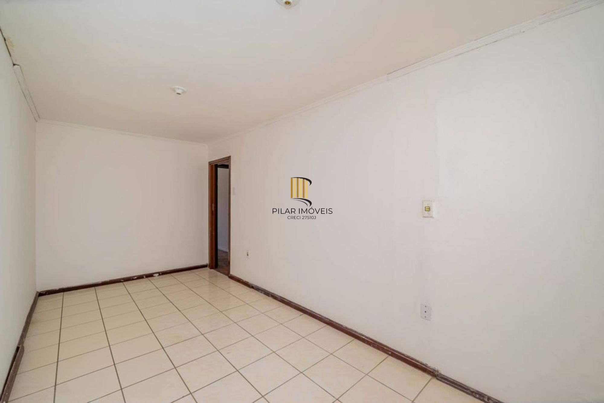 Casa de 2 dormitórios, churrasqueira, pátio, 4 vagas no bairro Ipanema