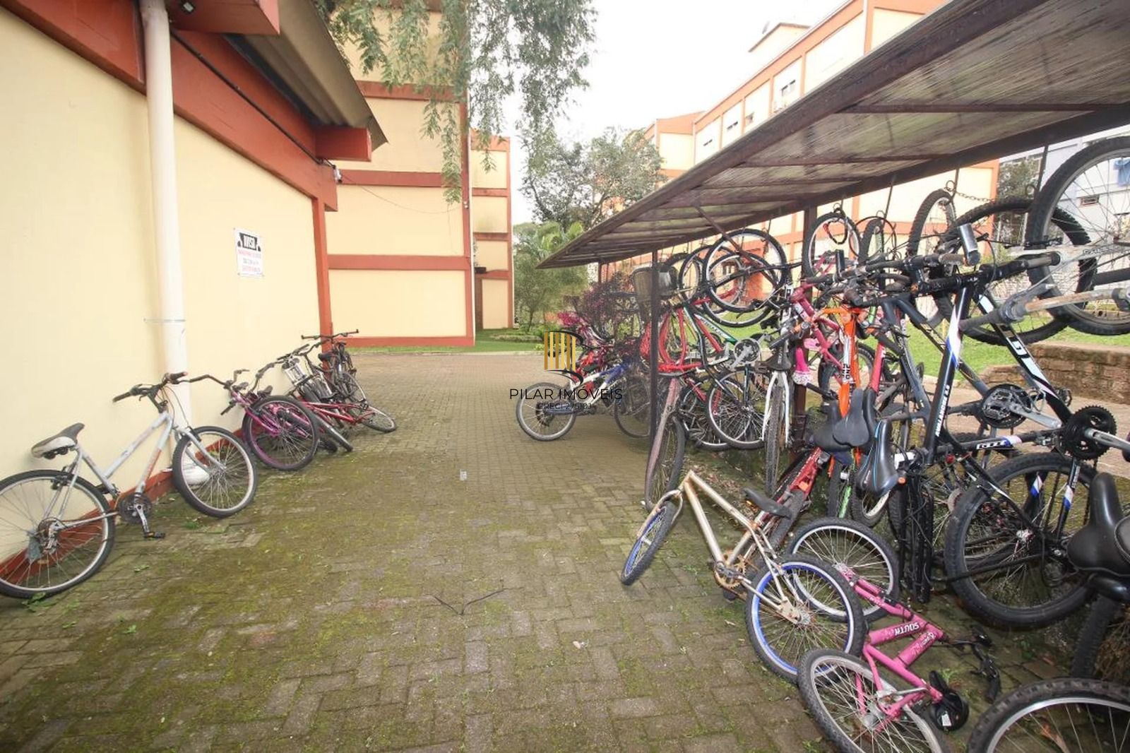 Apartamento com 2 quartos, portaria 24 horas e churrasqueira no bairro Camaquã.