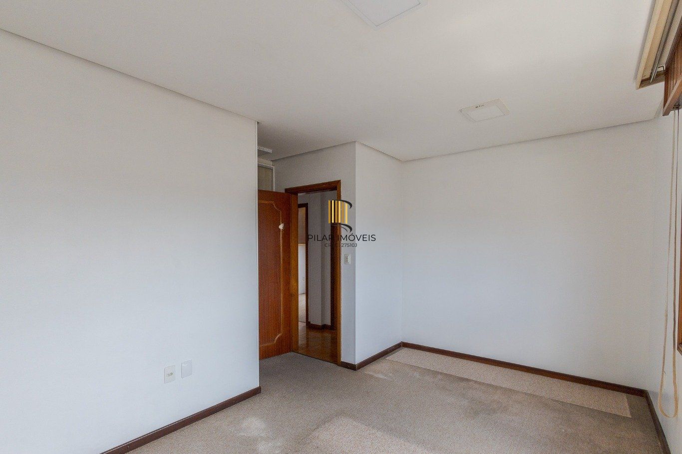 Cobertura com 4 quartos, 1 suíte e 2 vagas no bairro Passo da Areia.