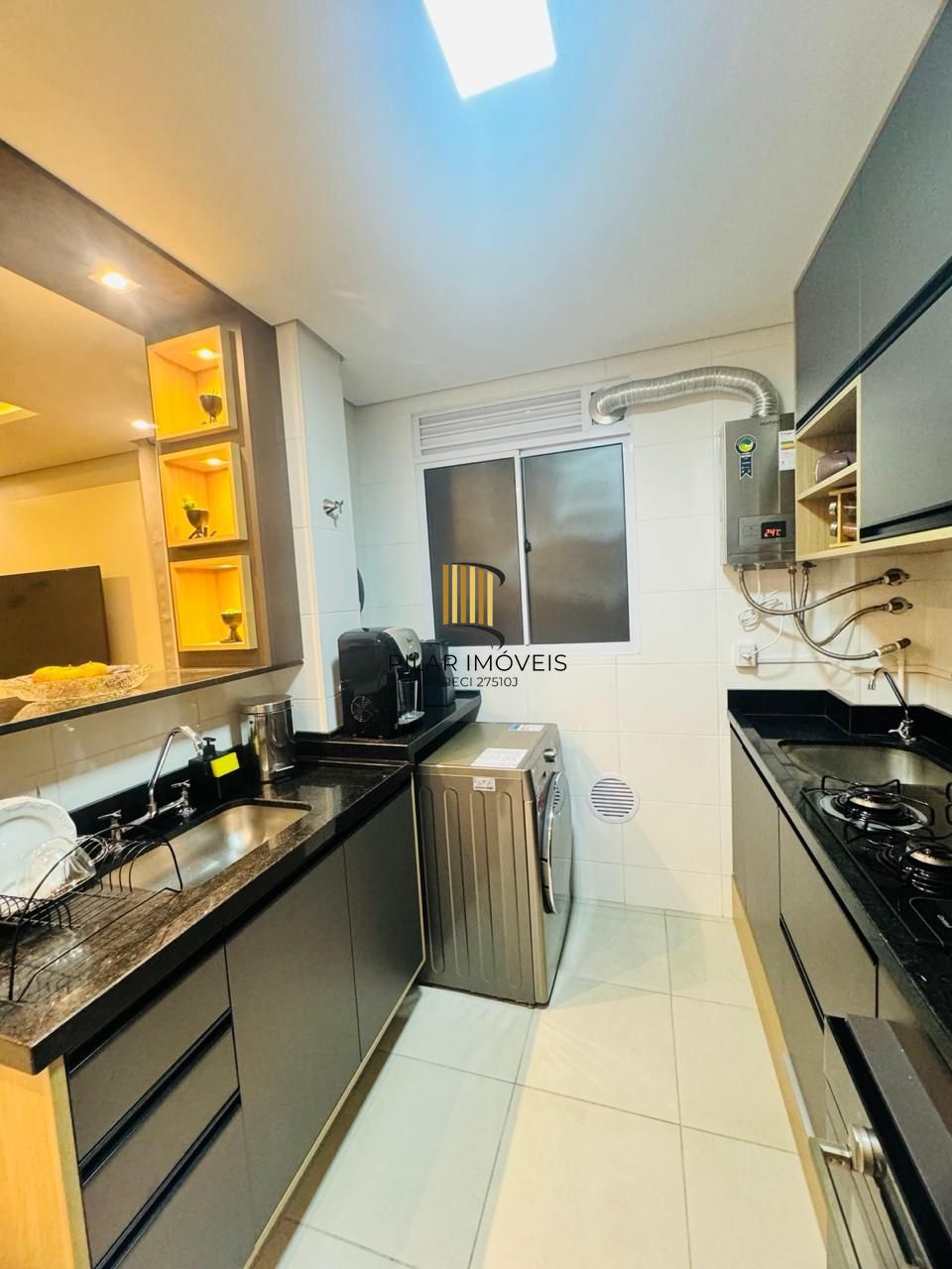 Apartamento de 2 dormitórios com 1 vaga no Bairro Morro Santana.