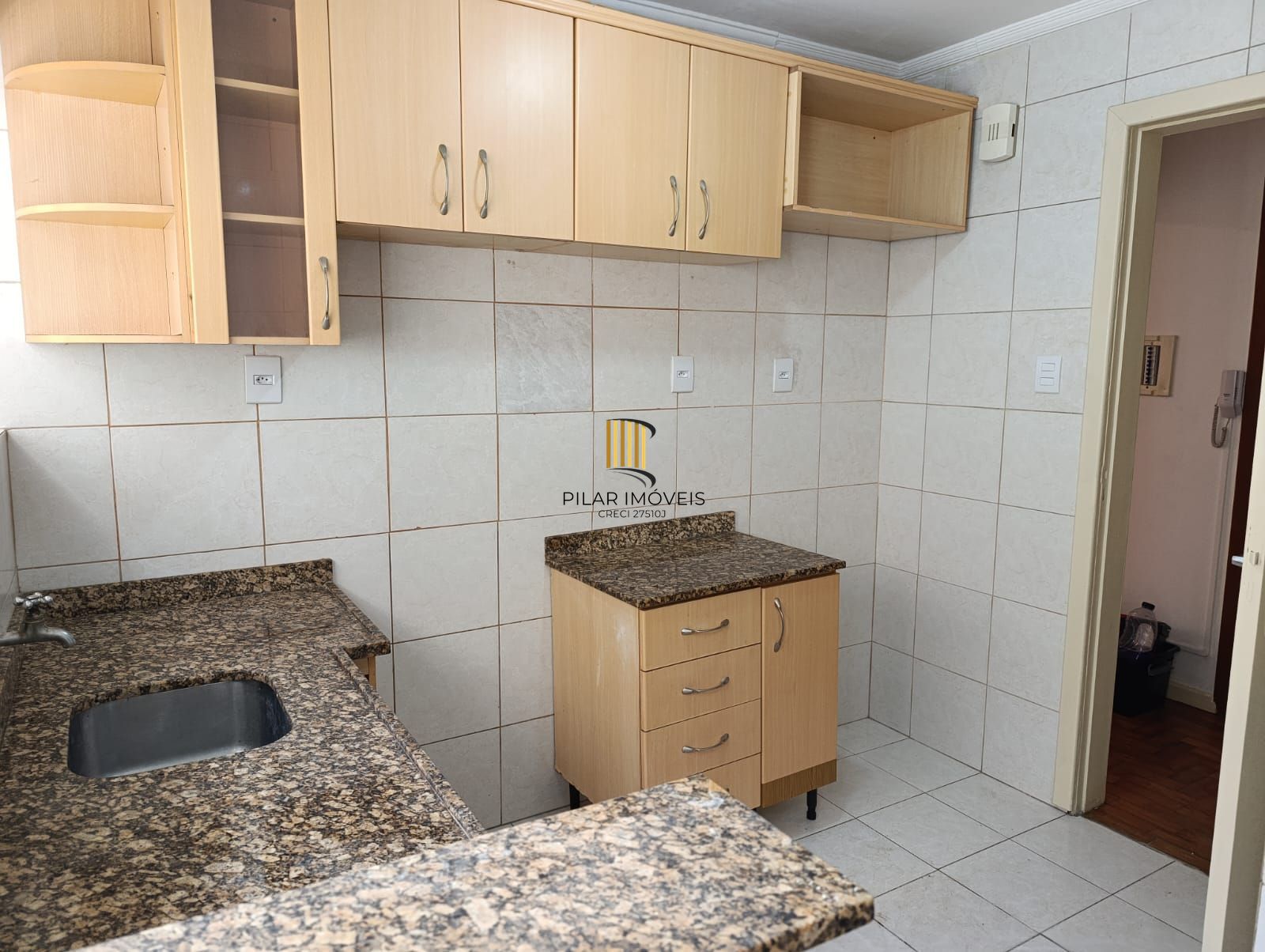 Apartamento térreo de 2 dormitórios e 1 vaga no bairro Praia de Belas