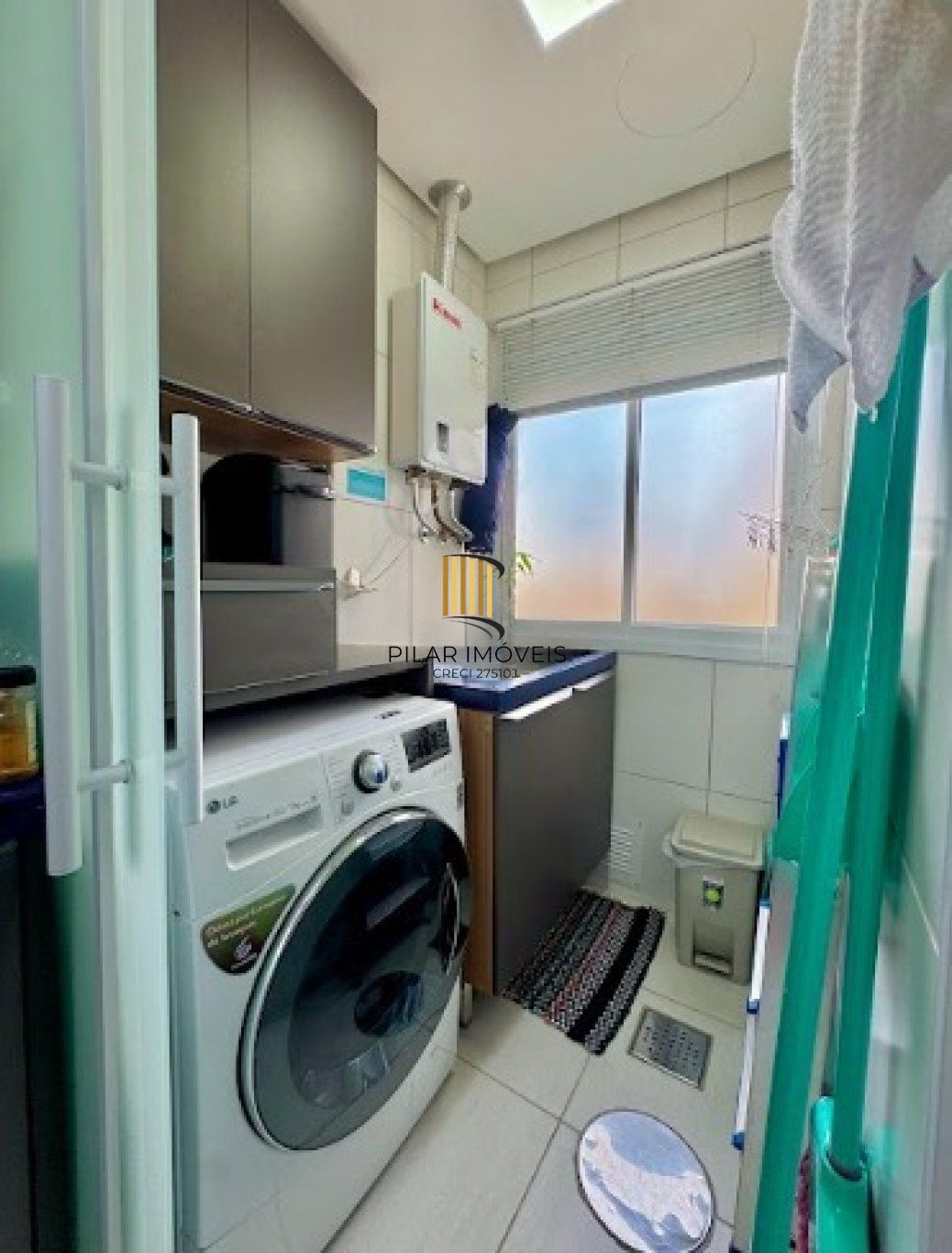 Apartamento semi mobiliado de 2 dormitórios bairro Bom Fim